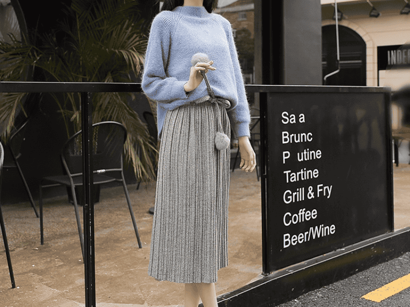 Áo len mỏng kết hợp với chân váy midi