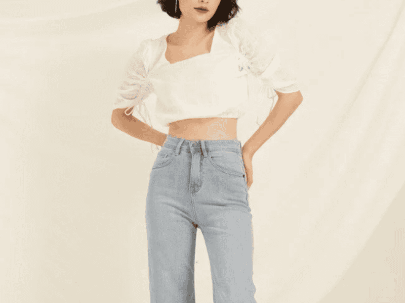 Áo tay bồng kết hợp với quần jeans ống đứng