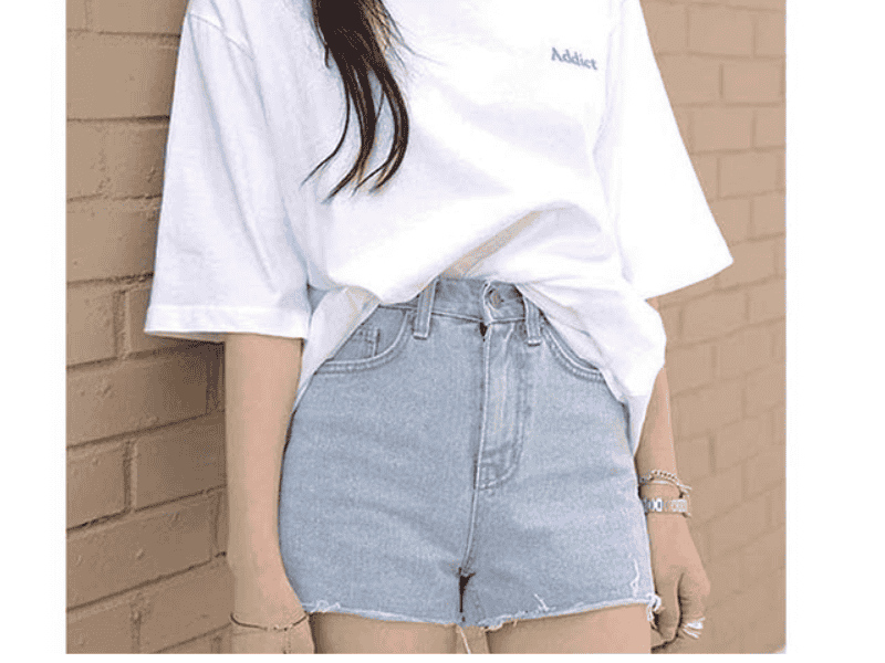 Áo thun oversized kết hợp với quần short jean