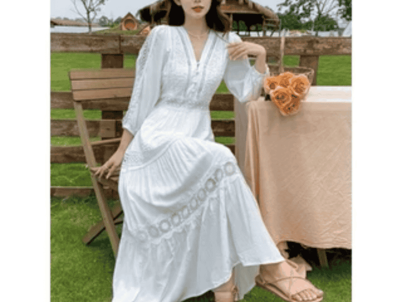 Váy maxi trắng kết hợp với sandal quai mảnh