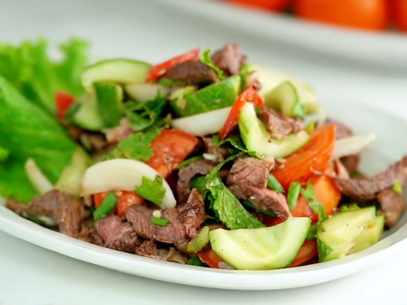 Salad thịt bò nạc, rau xanh và hạt chia