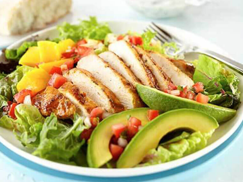 Gà nướng với salad rau trộn