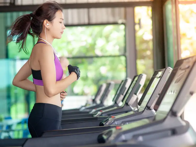 Cardio là bài tập rất phù hợp cho nữ tập gym giai đoạn đầu này 