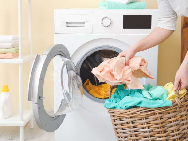 Sử dụng nước lạnh hoặc nước ấm để tránh làm hỏng sợi vải