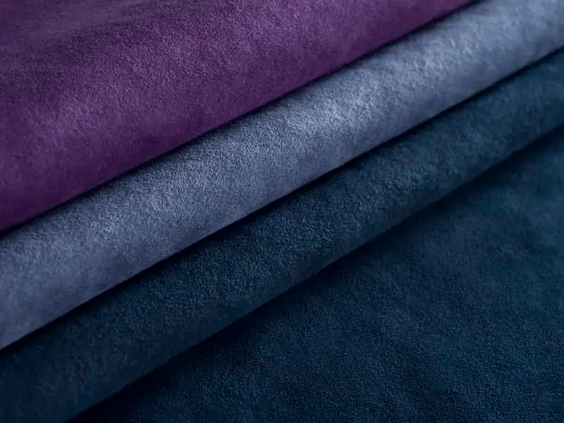 Vải Ultrasuede có nhiều ưu điểm, bao gồm khả năng chống thấm nước, chống tia cực tím, và dễ vệ sinh