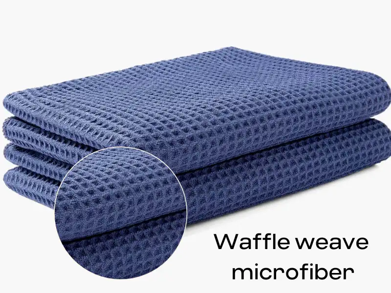 Waffle Weave Microfiber có cấu trúc giống như hình dáng của một chiếc bánh waffle do hiệu ứng của các ô lưới đan xen với nhau