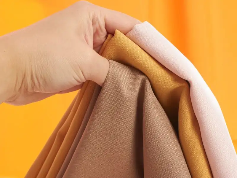 Có thể dễ dàng nhận biết vải poplin bằng cách quan sát hoặc cảm nhận trực tiếp 