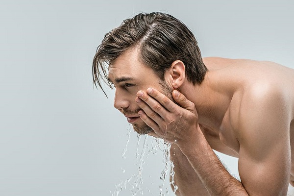 Chàng đừng quên làm sạch da và cấp ẩm cho nang lông thường xuyên