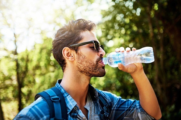 Uống đủ nước sẽ giúp bộ râu chắc khỏe và dày hơn