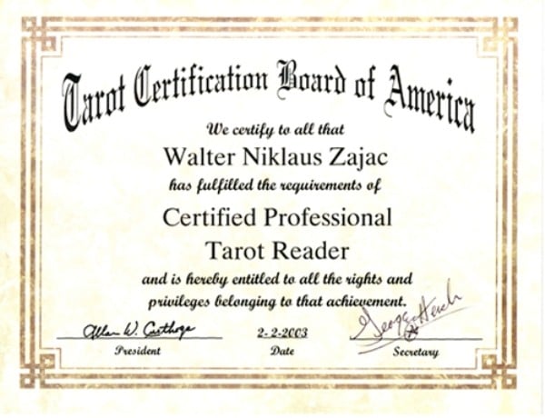 Tarot là gì? Tarot reader là ai?