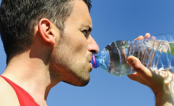 Mỗi ngày chàng nên uống đủ từ 2 -3 lít nước