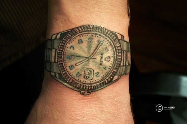 Nếu bạn không muốn đeo đồng hồ thực, bạn có thể xăm một chiếc đồng hồ nhỏ trên cổ tay