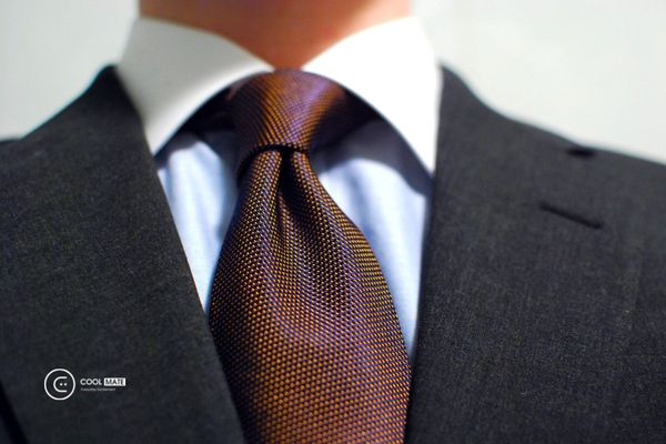 Độ rộng của cà vạt nên tương ứng với độ rộng của cổ áo