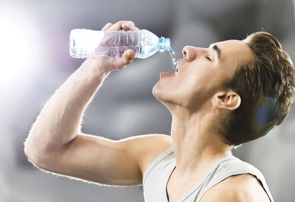 Uống nhiều nước giúp cung cấp độ ẩm cho làn da