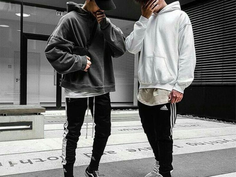 Phối áo hoodie form rộng với quần jogger 