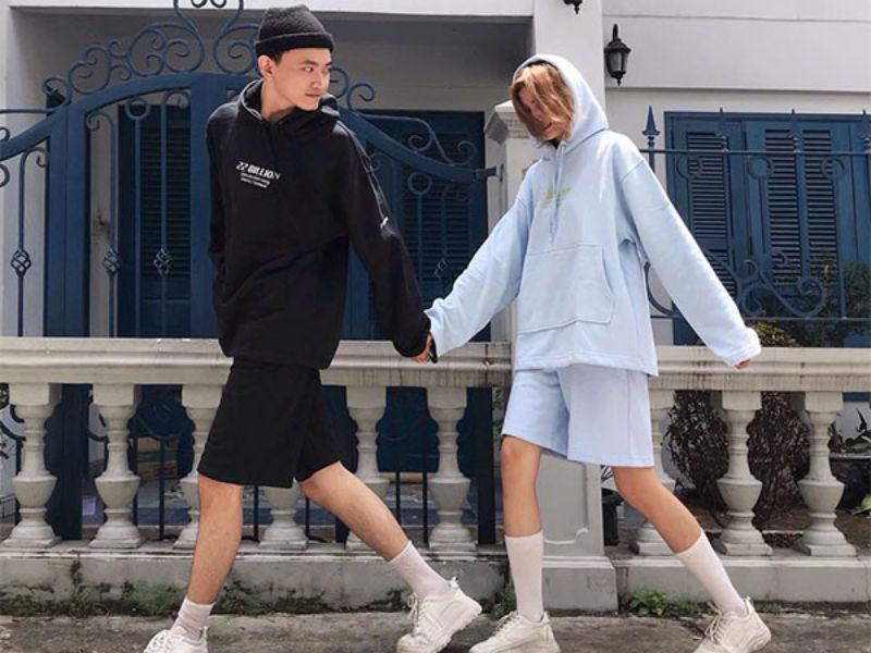 Phối áo hoodie form rộng với quần short