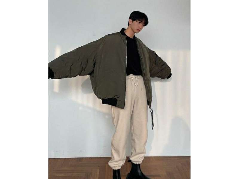 Áo khoác bomber hai lớp kết hợp với quần Jogger 
