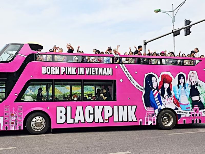 Xe buýt 2 tầng phủ sắc hồng BLACKPINK (Nguồn ảnh: BLACKPINK Vietnam FC)