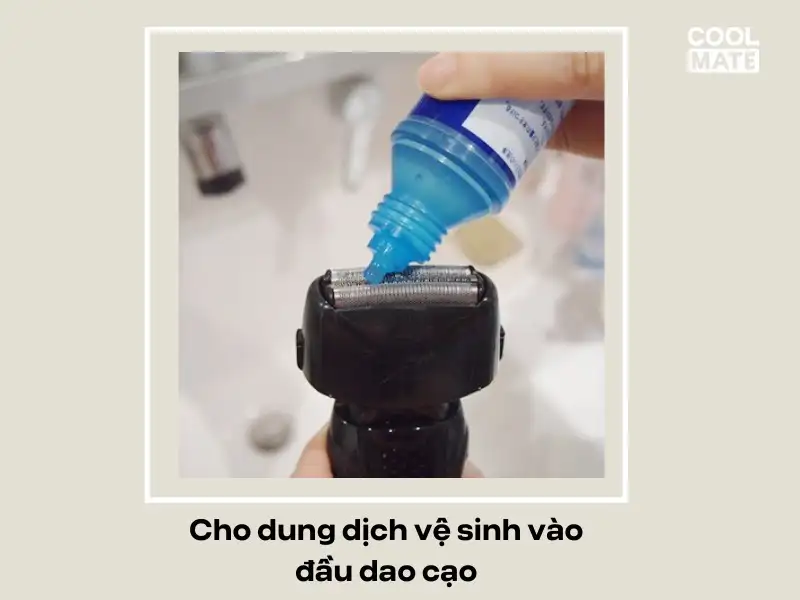 Cho dung dịch vệ sinh vào đầu dao cạo