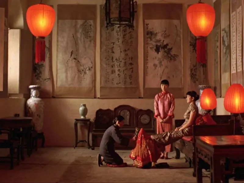 Ảnh Cinematic: Sắc đỏ rực rỡ tượng trưng cho sự hạnh phúc, viên mãn trong tác phẩm Raise the red lantern