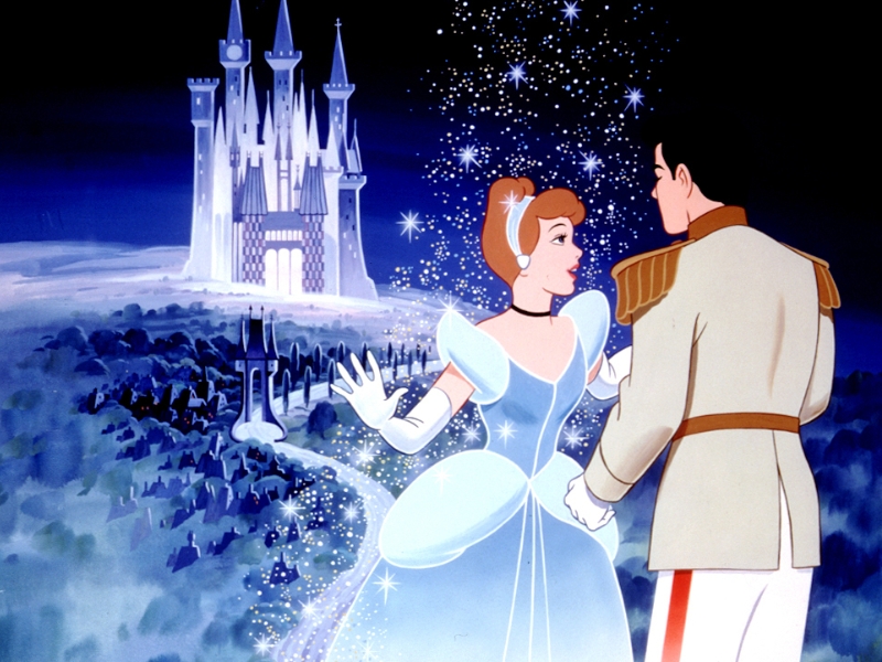Tại bữa tiệc,hoàng tử đã yêu Cinderella qua cái nhìn đầu tiên