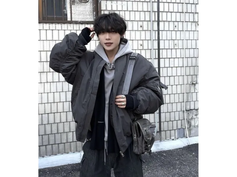Hoodie kết hợp cùng với áo khoác bomber cực kỳ cá tính 