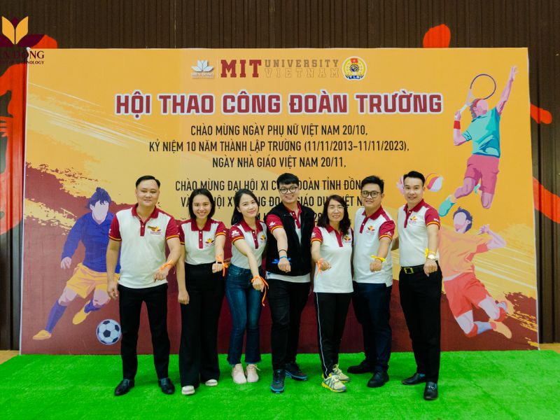 Đồng phục Trường Đại học Công nghệ Miền Đông