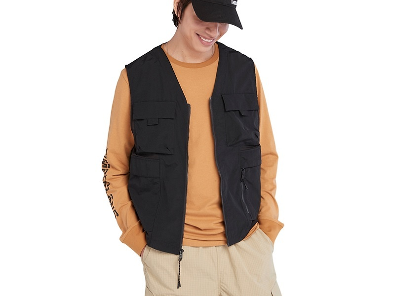 Một trong những set đồ giúp tạo ra phong cách cách thời trang streetwear độc đáo và nổi bật, đó chính là sự kết hợp giữa jogger túi hộp nam và utility vest