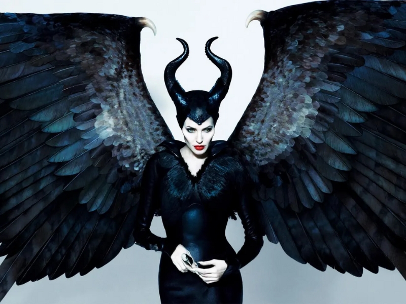 Tiên hắc ám Maleficent gây ấn tượng mạnh mẽ bởi tạo hình cuốn hút