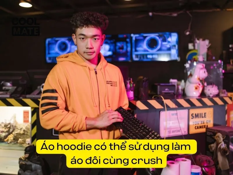 Áo hoodie có thể sử dụng làm  áo đôi cùng crush (Ảnh: Coolmate)