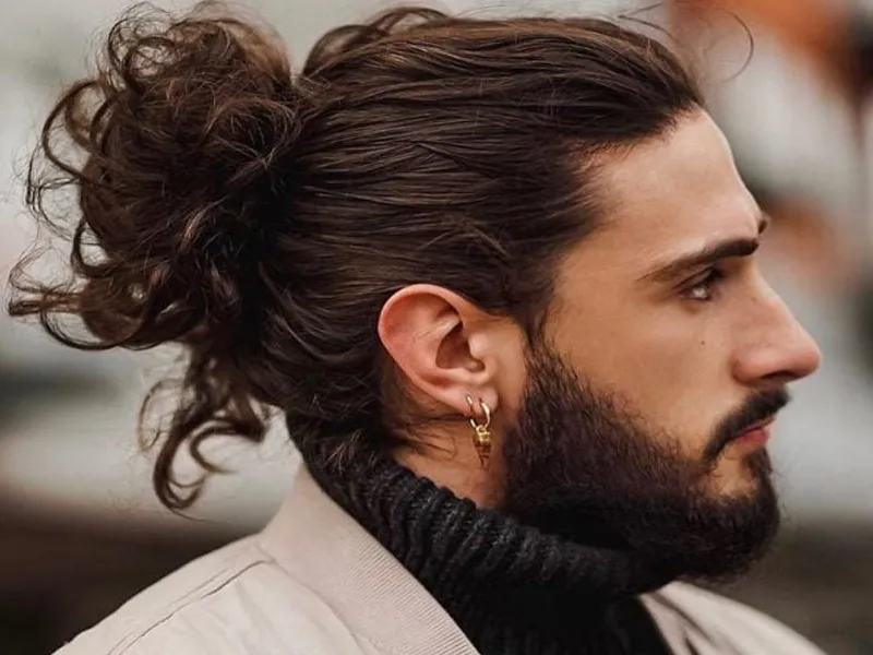 Với kiểu tóc nam dài cột Man Bun, gương mặt tròn sẽ trở nên gọn và cân đối hơn