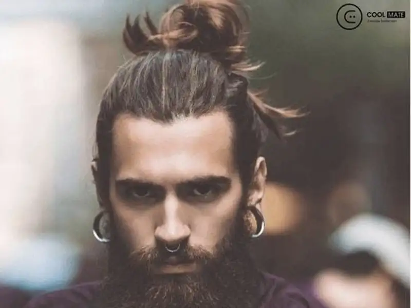 Bên cạnh kiểu cột Man Bun, bạn nam có thể tìm kiếm thêm nhiều cách biến tấu khác nhau cho mái tóc dài