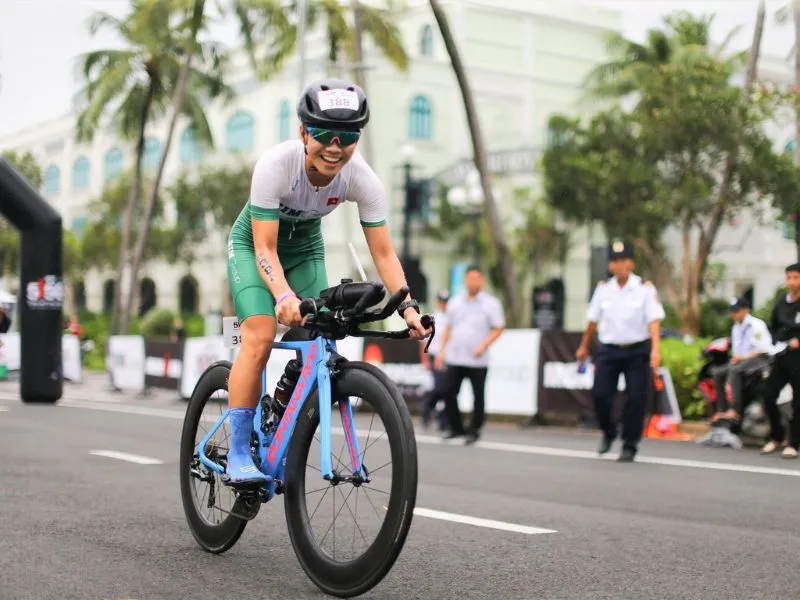 Nên đạp xe theo 1 hàng khi thi đấu triathlon