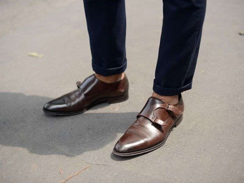 Mix quần jean nam đen phá cách với giày Monk Strap