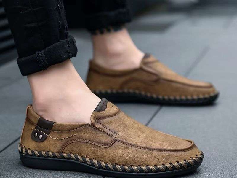 Kết hợp quần bò nam đen với giày Moccasin 