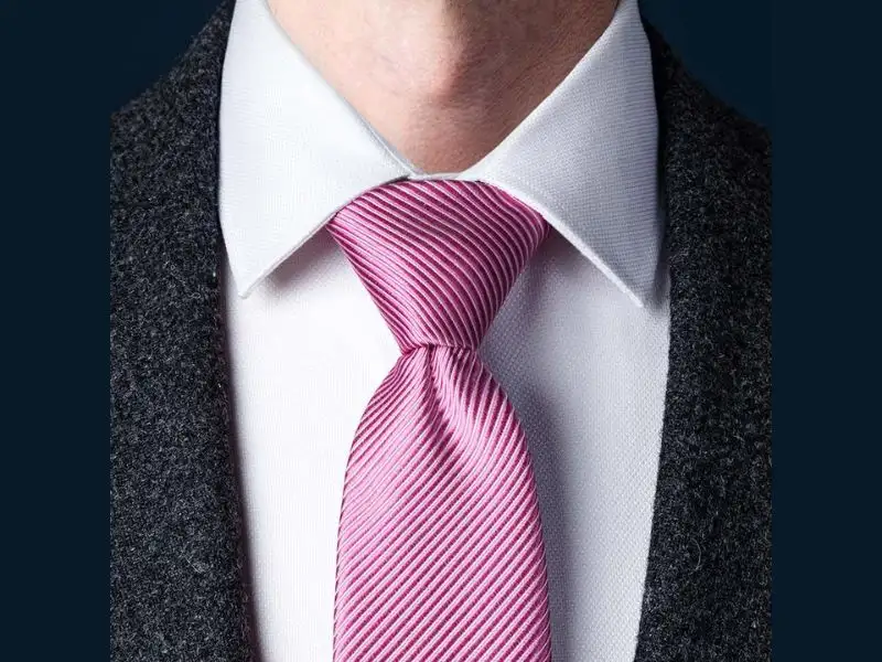 Full Windsor Tie Knot được mệnh danh là một cách thắt cà vạt nam cổ điển