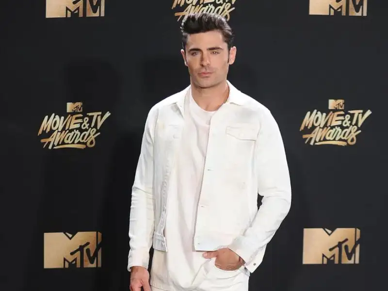 Chàng diễn viên Zac Efron hóa "bạch mã hoàng tử" đầy lịch lãm trong trang phục vest
