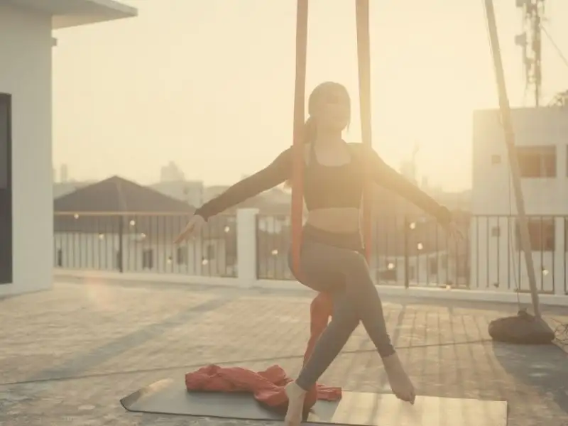 Tập yoga bay giúp điều chỉnh và cải thiện tư thế