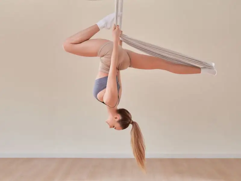 Tư thế đảo ngược trong yoga bay thúc đẩy tuần hoàn máu hiệu quả hơn