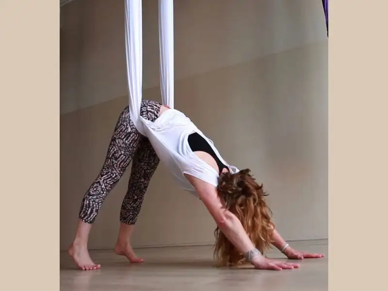 Tư thế chó úp mặt trên không (Adho Mukha Svanasana Aerial)