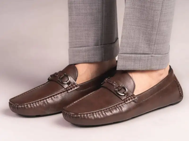 Horsebit Moccasin là sự lựa chọn hoàn hảo khi bạn muốn diện trang phục casual 