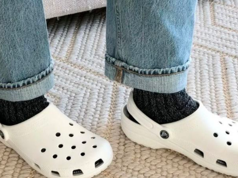 Phối đồ với dép Crocs nam cùng vớ (tất)