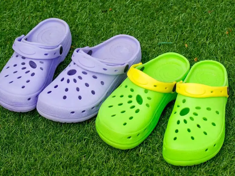 Rửa Crocs thật sạch bằng nước sạch