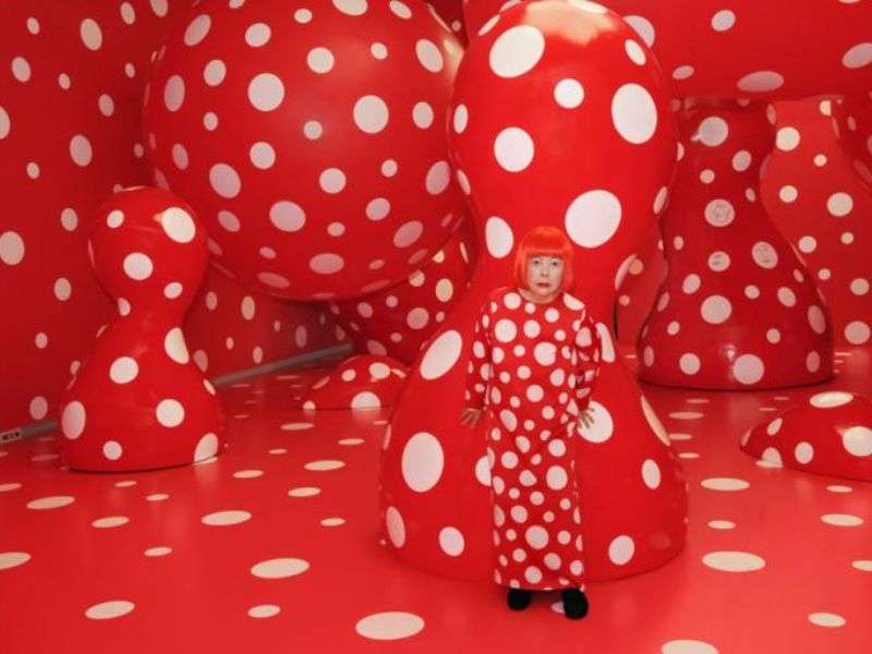 Yayoi Kusama không chỉ tạo ra nghệ thuật mà còn gửi gắm những thông điệp sâu sắc về cuộc sống và tình yêu thương