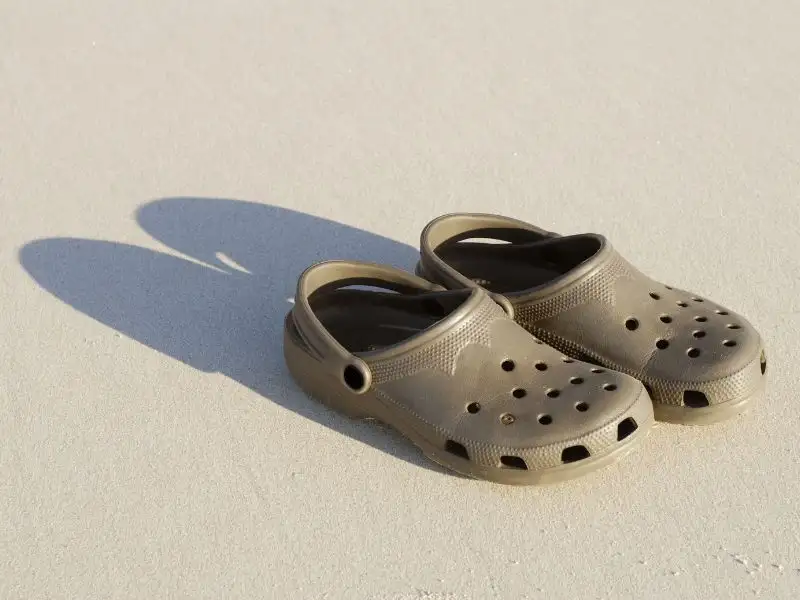 Sau khi vệ sinh nên phơi dép Crocs ngoài trời