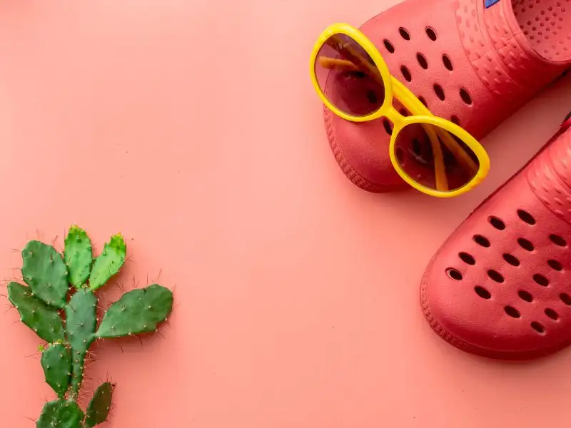 Tránh để Crocs dưới ánh nắng trực tiếp