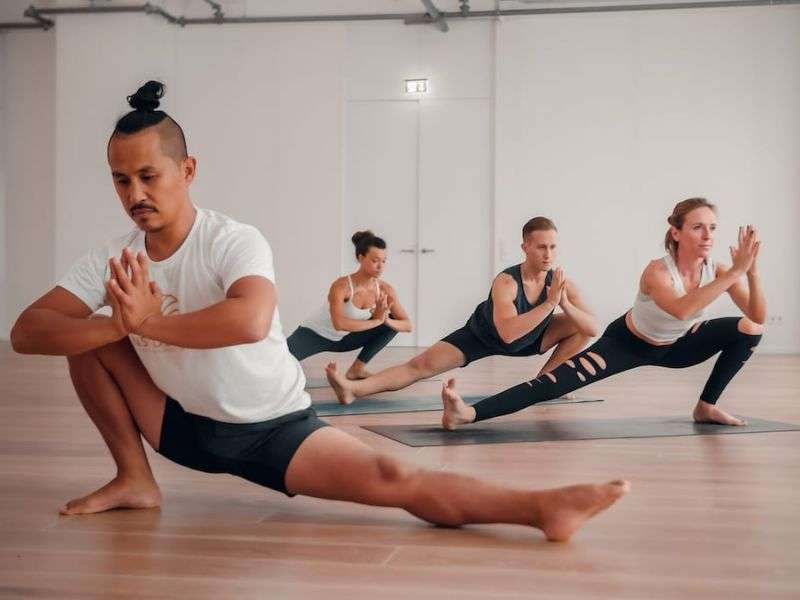 Young Ho Kim hướng dẫn học viên Inside Flow Yoga