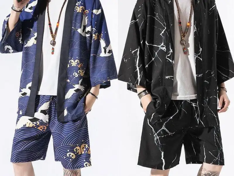 Phối áo khoác kimono nam với áo thun và quần ngắn 