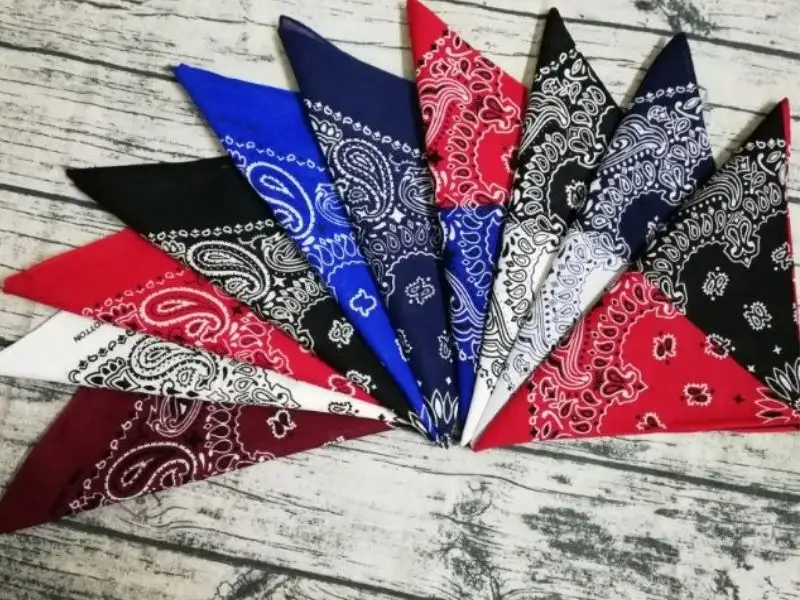 Khăn bandana nhiều màu sắc, chất liệu nên rất dễ sử dụng là một phụ kiện phối đồ đa di năng