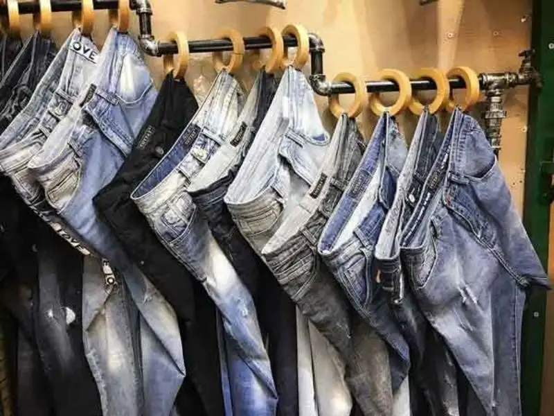 Cần chú ý đến đường may, khóa kéo, form dáng của quần jeans